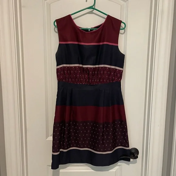 LOFT Sleeveless, Beautiful, A-Line Dress, Navy & Burgundy Design - Picture 4 of 6